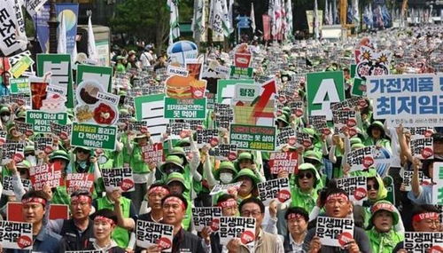 韩国民众集会高喊“尹锡悦下台”