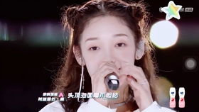 希林娜依高舞台意外，话筒磕到了嘴