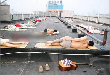 哈尔滨高温高校学生楼道乘凉睡觉